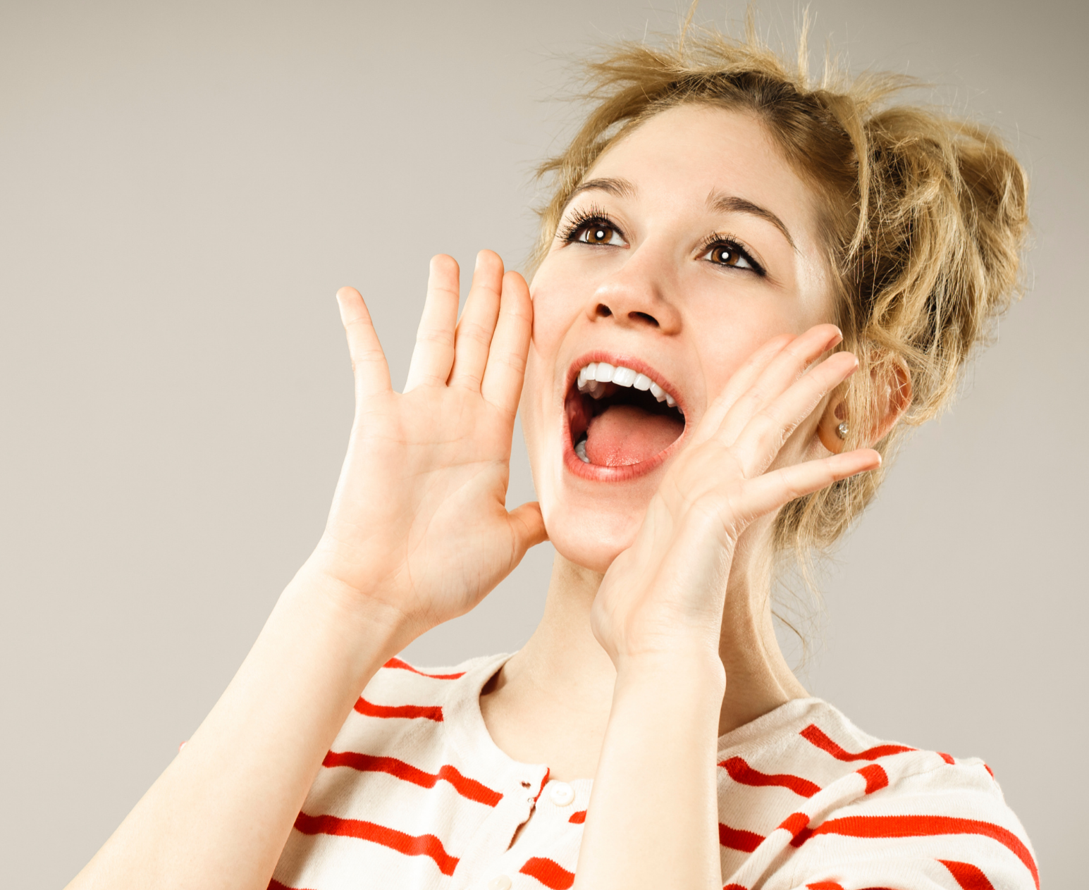 A lady shouting putting her hands beside her mouth